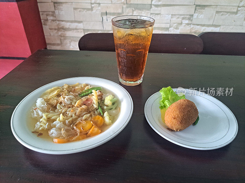 印尼的婚礼汤。配雪豆，胡萝卜，意大利面，雪蘑菇，西兰花，炸洋葱，薯片和鸡肉。马铃薯丸子(Kentang Kroket)。冰鲜茶(Es Teh Segar)食物和饮料菜单。
